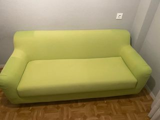 Sofá de tela verde