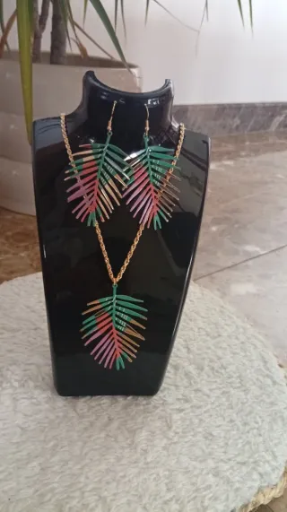 Set di gioielli con design a foglie tropicali