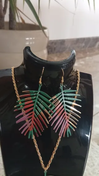 Set di gioielli con design a foglie tropicali