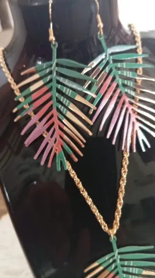 Set di gioielli con design a foglie tropicali