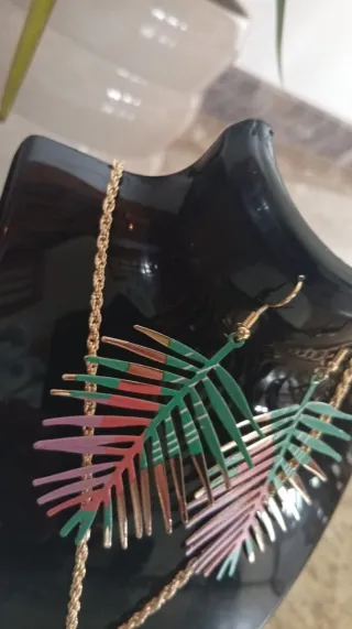 Set di gioielli con design a foglie tropicali