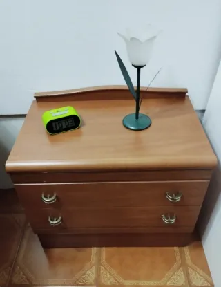 Mesita de noche de madera