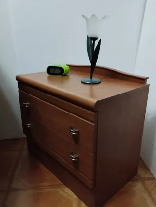 Mesita de noche de madera