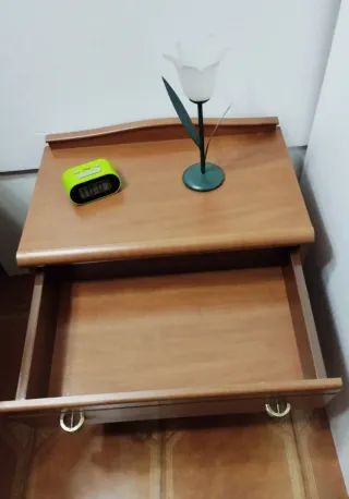 Mesita de noche de madera