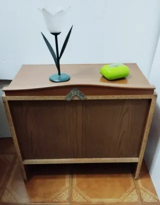 Mesita de noche de madera