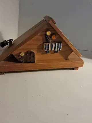 Casita/hucha de madera y cerámica