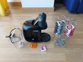 Cafetera Tassimo y dispensador cápsulas