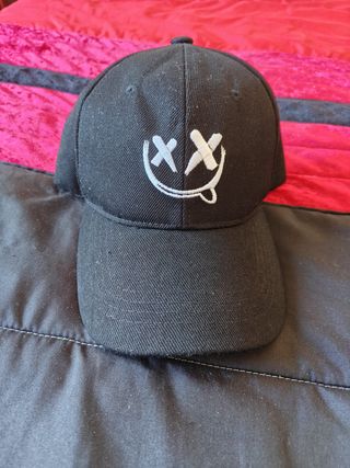 Chapéu preto com desenho de carinha