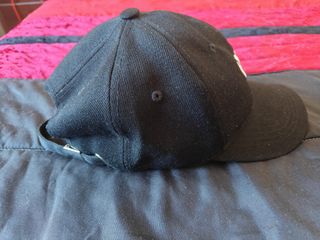 Chapéu preto com desenho de carinha