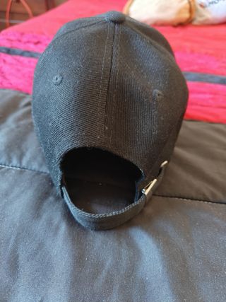 Chapéu preto com desenho de carinha