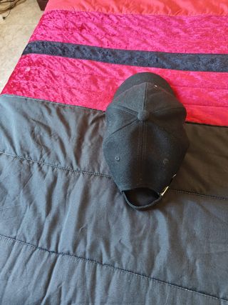 Chapéu preto com desenho de carinha