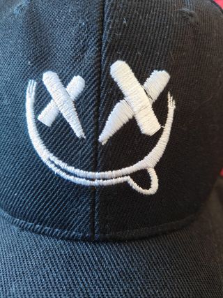 Chapéu preto com desenho de carinha