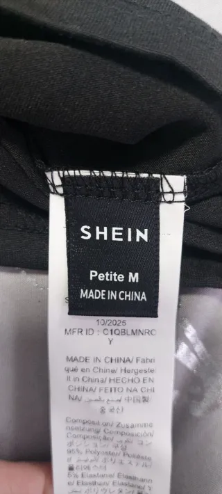 Camiseta negra con ojales