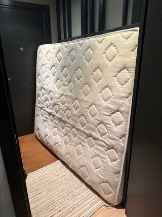 Cama madera 160cm con estructura somier y colchón.