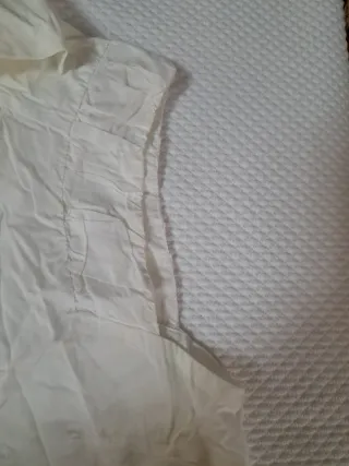 Camisa premamá blanca sin mangas