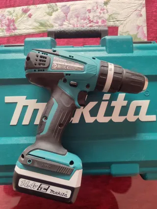 Taladro Percutor Makita  HP347D001, con 3 Baterías