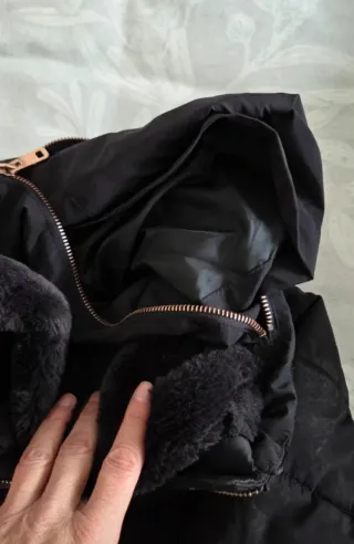 Cazadora negra con forro de pelo