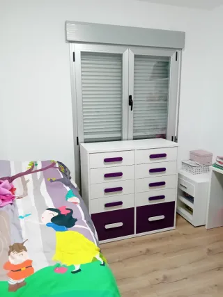 Cómoda infantil blanca y morada