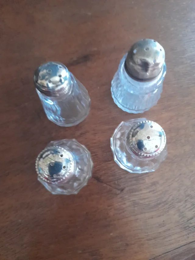 4 Saleros de Vidrio.