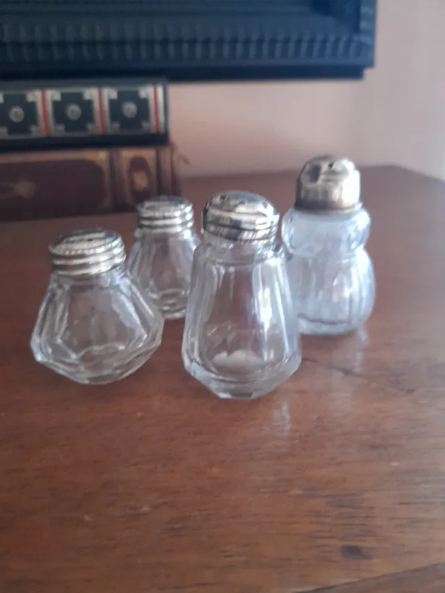 4 Saleros de Vidrio.