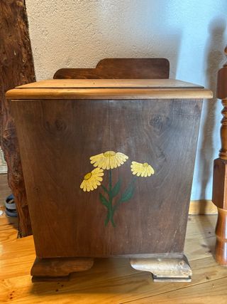 Mesilla antigua de madera con flores