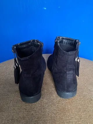 Botines negros de ante con cremallera y flecos