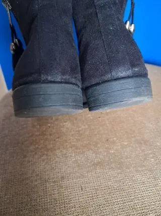 Botines negros de ante con cremallera y flecos