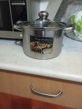 Cacerola de metal con tapa de cristal