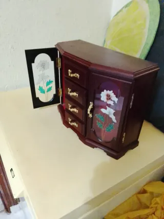 Joyero decon cajones y adornos