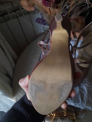 Conjunto fiesta tacones y bolso beige/dorado