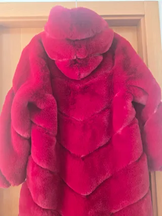 Abrigo granate de pelo sintético