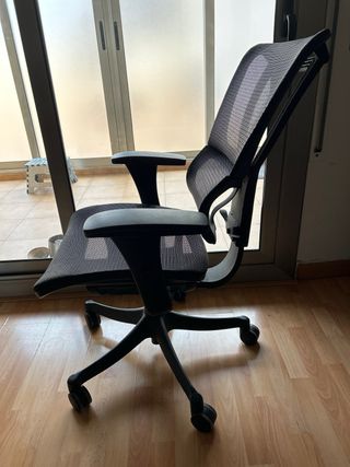 Silla de oficina ergonómica negra