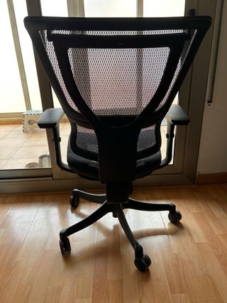 Silla de oficina ergonómica negra