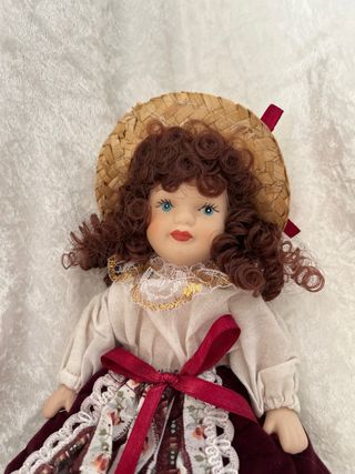 Muñeca de porcelana con sombrero
