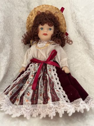 Muñeca de porcelana con sombrero