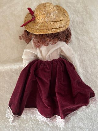 Muñeca de porcelana con sombrero