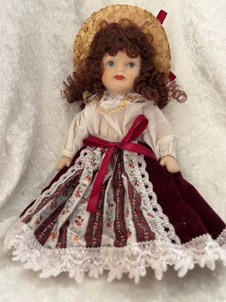 Muñeca de porcelana con sombrero