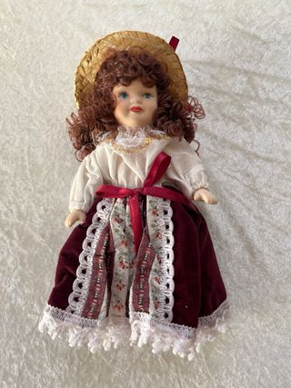 Muñeca de porcelana con sombrero