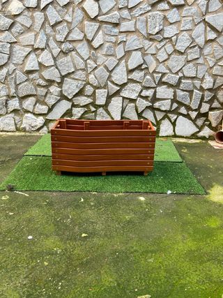 Fioriera rialzata in legno