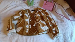 Chaqueta marrón y blanca