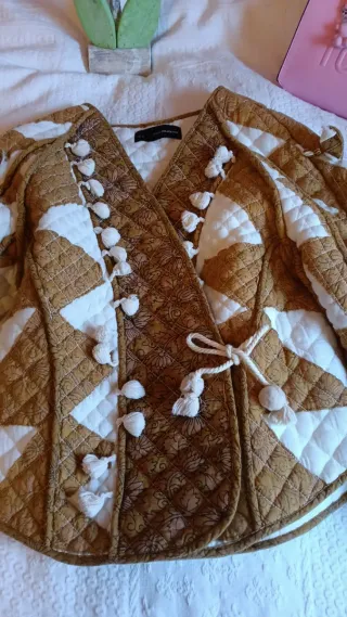 Chaqueta marrón y blanca