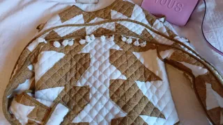 Chaqueta marrón y blanca