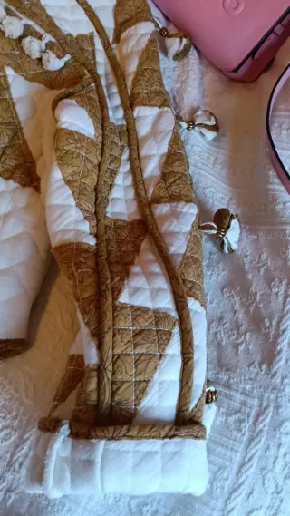 Chaqueta marrón y blanca