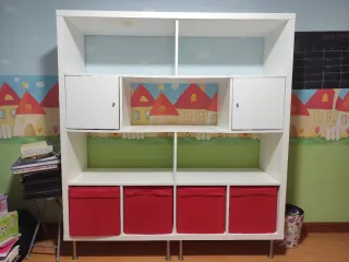 Estantería Kallax Ikea Blanca con Cubos Rojos