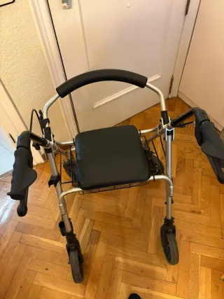 Andador 4 ruedas con freno, cesta y asiento