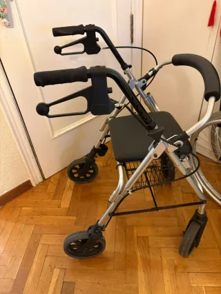 Andador 4 ruedas con freno, cesta y asiento