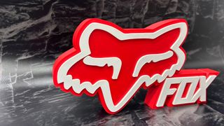 Soporte Fox Racing 3D Rojo y Blanco