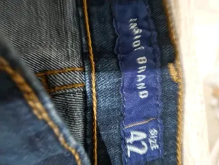 Pantalón vaquero y camisa azul