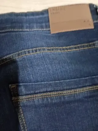 Pantalón vaquero y camisa azul