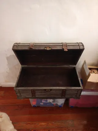 Baúl antiguo de madera y metal